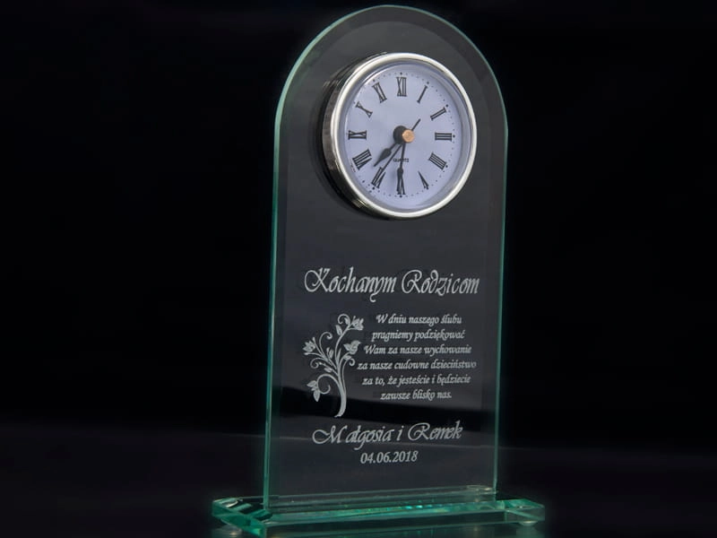 szklana statuetka z zegarem w etui - idealny prezent na rocznicę ślubu