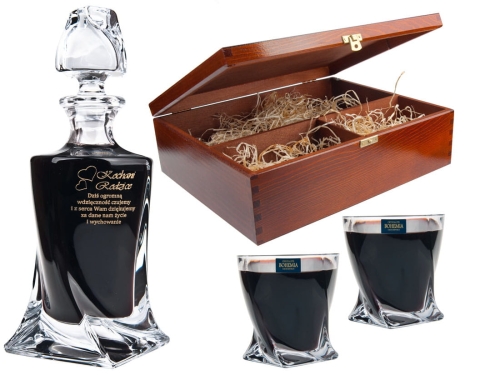 Grawerowana karafka Bohemia  w opakowaniu drewnianym, z dwoma szklankami whisky.