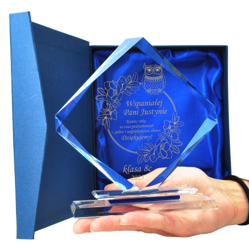 Szklana statuetka z personalizowanym grawerem dla nauczyciela. Idealny prezent z okazji Dnia Nauczyciela lub zakończenia roku szkolnego. Sprawdź!