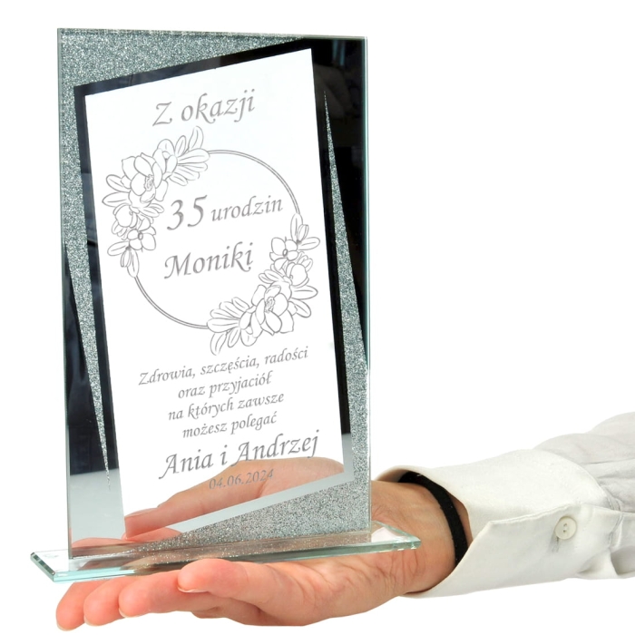 Szklana statuetka z grawerem na urodziny – elegancki prezent personalizowany
