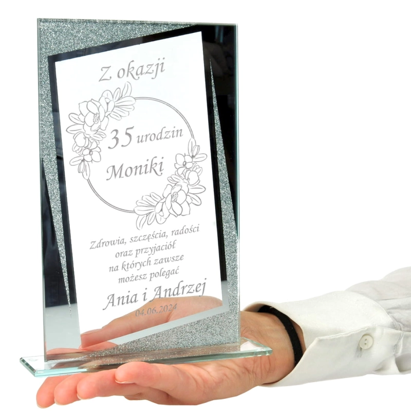 Szklana statuetka z grawerem na urodziny – elegancki prezent personalizowany