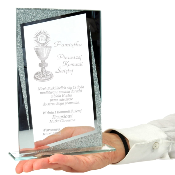 Szklana statuetka z grawerem na Komunię Świętą – elegancki prezent pamiątkowy
