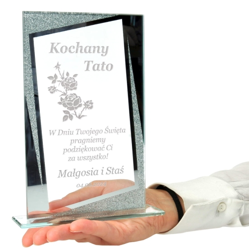 Szklana statuetka z grawerem na Dzień Ojca – elegancki prezent dla taty