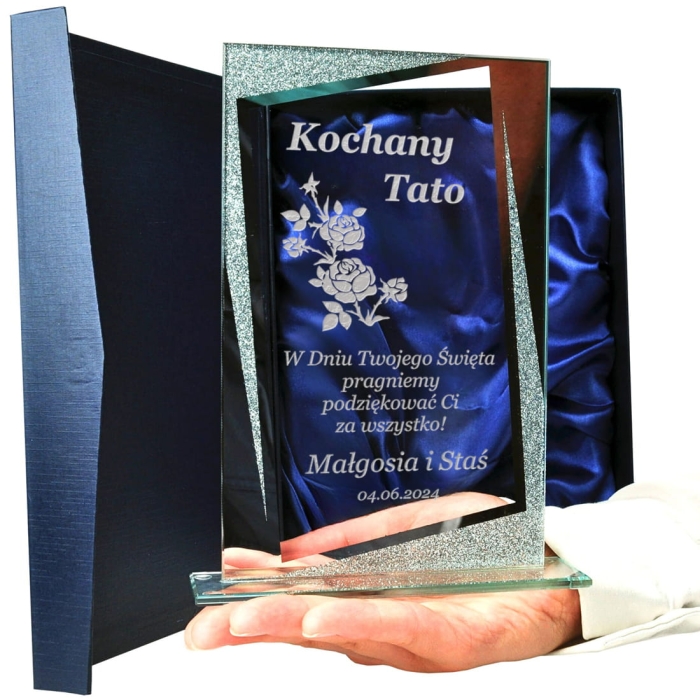 Szklana statuetka z grawerem na Dzień Ojca – elegancki prezent dla taty