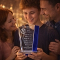 Rodzina wręczająca nastolatkowi statuetkę z grawerem na 18 urodziny – prezent na osiemnastkę