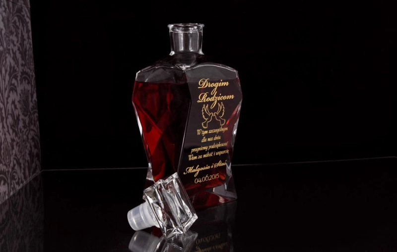 Karafka grawerowana - producent Garwer Gift. Podziękowanie dla rodziców chrzesnych, dziadków. Grawer laserowy pozwalający na dużą dokładność.