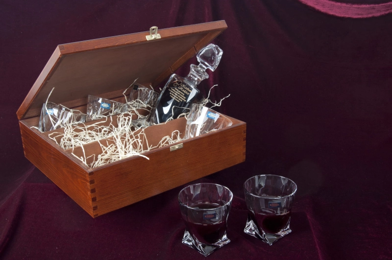 Grawerowana karafka w opakowaniu drewnianym, z sześcioma szklankami whisky.