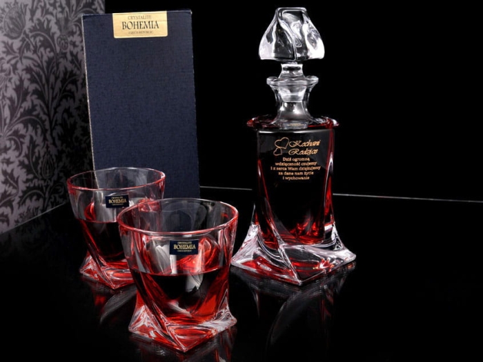 Grawerowana kryształowa karafka z dwoma szklankami whisky.